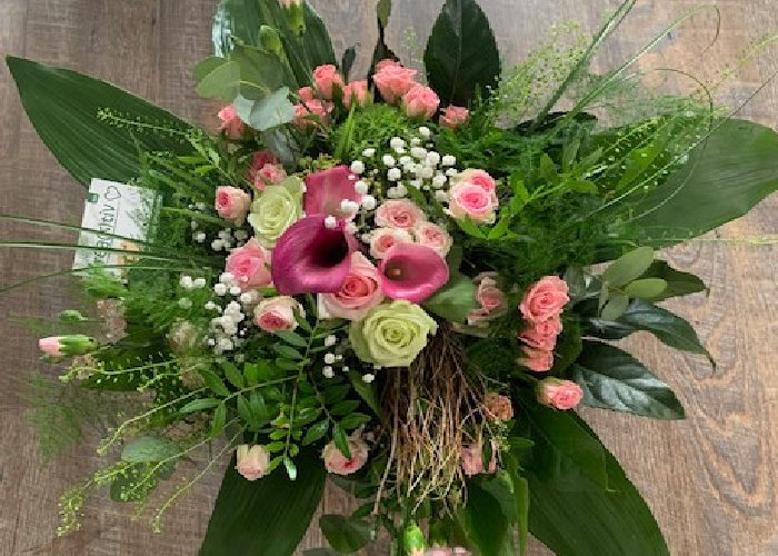 Blumenschmuck für die Tischdekoration bei Festen