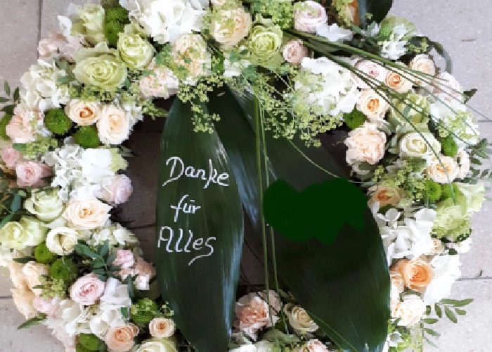 Trauerkranz mit der Schleife „Danke für alles“